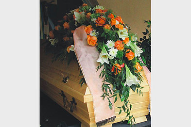 Sargbukett lachsfarben weiß - Ansicht von vorne